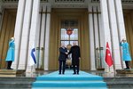 Turecký prezident Recep Tayyip Erdogan a finský prezident Sauli Niinisto si podávají ruce během uvítacího ceremoniálu v Ankaře 17. března 2023