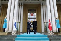 Turci otevřeli Finsku dveře do NATO. Švédsko si ještě bude muset počkat