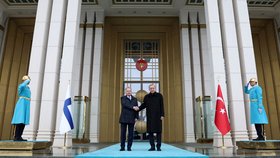 Turecký prezident Recep Tayyip Erdogan a finský prezident Sauli Niinisto si podávají ruce během uvítacího ceremoniálu v Ankaře 17. března 2023