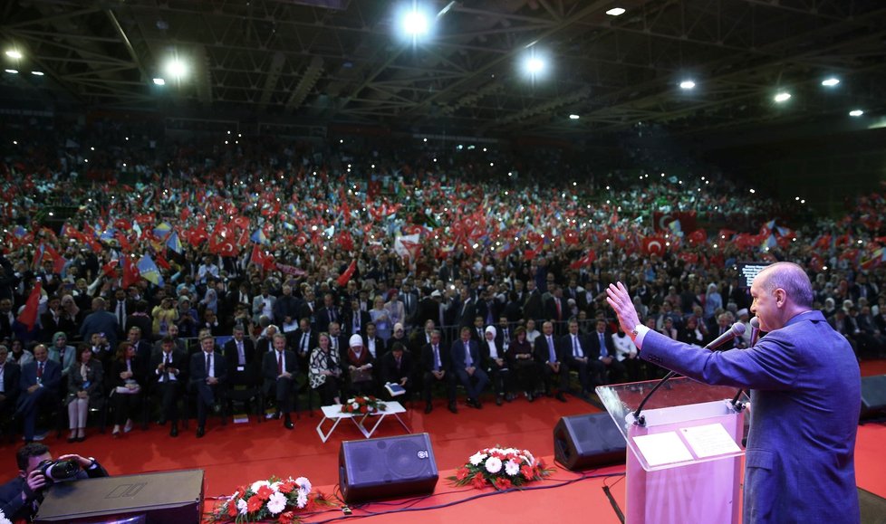 V těchto volbách jde o rozhodnutí důležité „pro další století naší země“, prohlásil k tomu v neděli Erdogan.