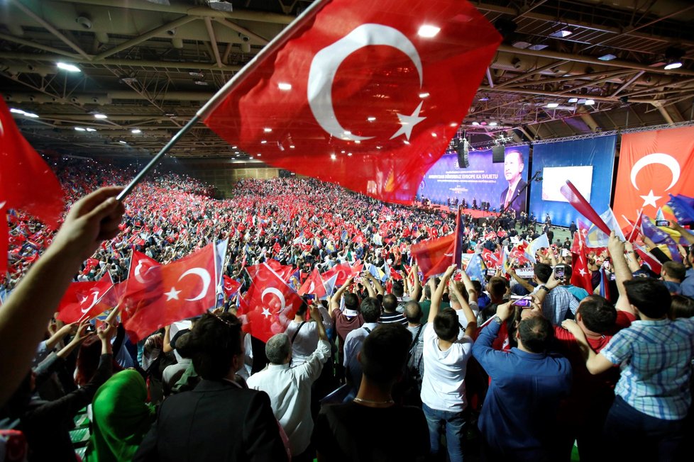 Hlasy turecké diaspory jsou pro turecké politiky velmi důležité. Právě tito voliči sehráli klíčovou roli v Erdoganově těsném vítězství v referendu, které upevnilo jeho moc.