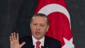 Turecký prezident Recep Tayyip Erdoğan pronásleduje doma novináře, nyní prosazuje represe i v Evropě.