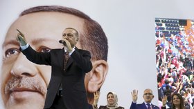 Turecko se pomalu mění na prezidentský stát. Přeměnu završí volby příští rok, ve kterých bude kandidovat opět Erdogan.