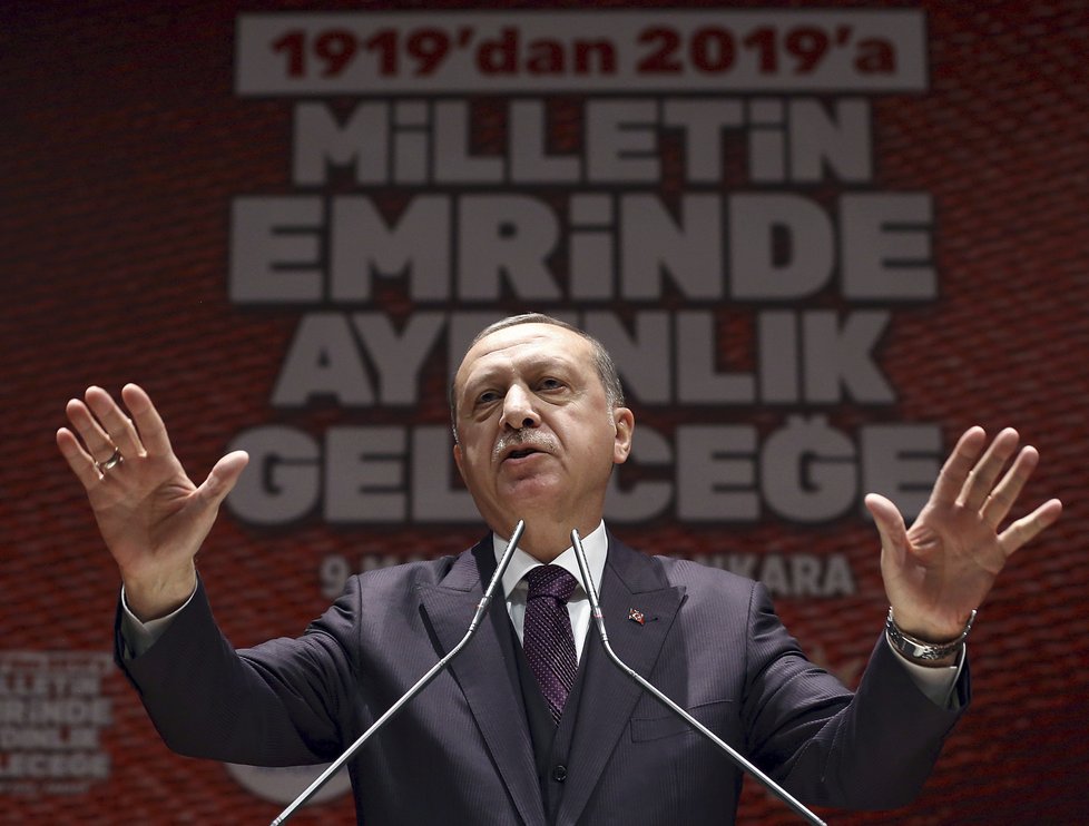 Turecko se pomalu mění na prezidentský stát. Přeměnu završí prezidentské a parlamentní volby 24. června, ve kterých Erdogan a jeho strana znovu kandidují.