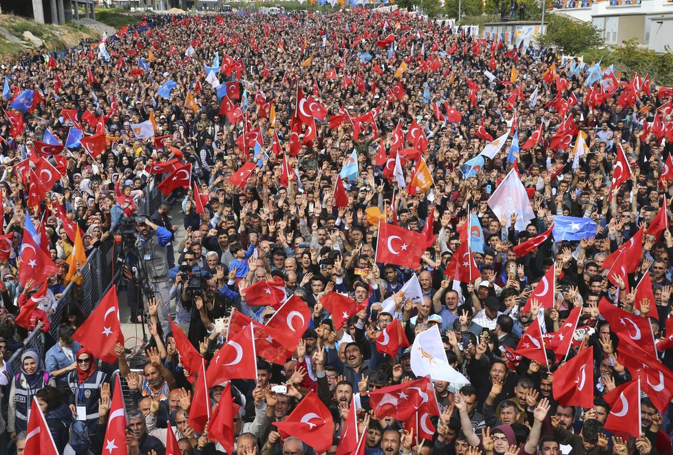 Turecko se pomalu mění na prezidentský stát. Přeměnu završí prezidentské a parlamentní volby 24. června, ve kterých Erdogan a jeho strana znovu kandidují.