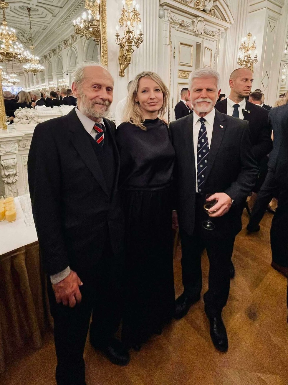 Petr Pavel na recepci s chartistou Kamilem Černým a jeho dcerou (28.10.2025) Petr Pavel na recepci s chartistou Kamilem Černým a jeho dcerou (28.10.2025)