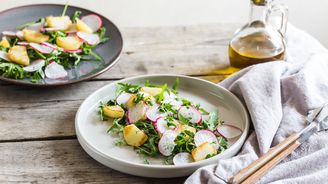 Lehký a křupavý: Jarní verzi bramborového salátu budete mít hotovou raz dva!