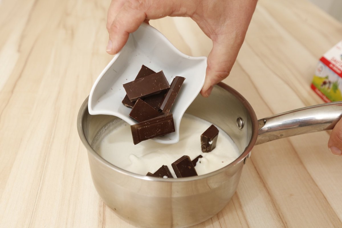 5. Nachystáme čokoládovou polevu: smetanu přivedeme k varu a odstavíme, přidáme čokoládu. Necháme rozpustit a promícháme. Lehce vychladíme.