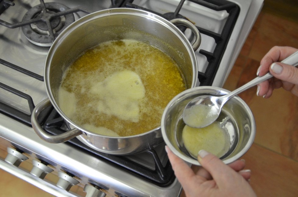 4. Pyré vařte, dokud se cukr nerozpustí. V misce pak smíchejte pektogel s trochou cukru včetně vanilkového a vmíchejte vše do základu