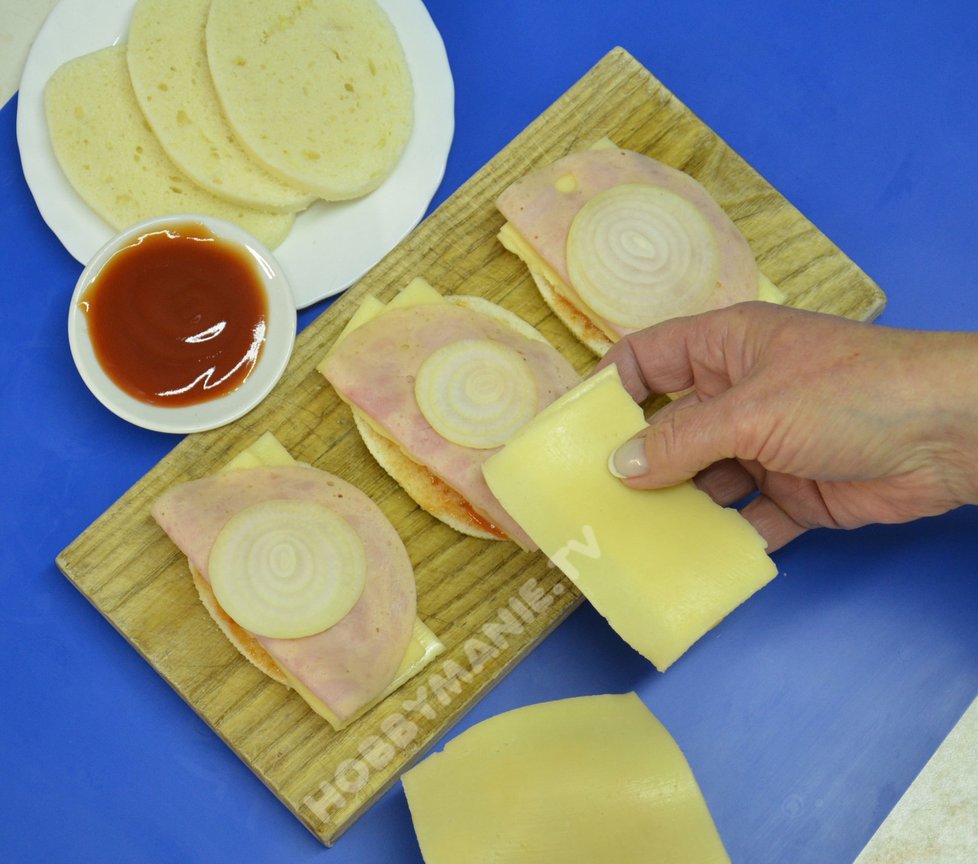 3. Následuje salám (opět jedno či dvě kolečka), další vrstva cibule a nakonec znovu plátkový sýr. Sendviče zaklopte kolečky knedlíku