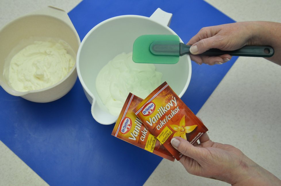 5. Než plát zchladne, připravte náplň: Zakysanou smetanu vymíchejte zvolna s vanilkovým cukrem a šlehačkou (ušlehaná smetana)