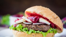 Fastfoody třeste se: Hovězí hamburger vlastní výroby