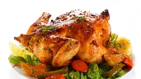 Kuře můžete před pečením pro změnu potřít skořicí.