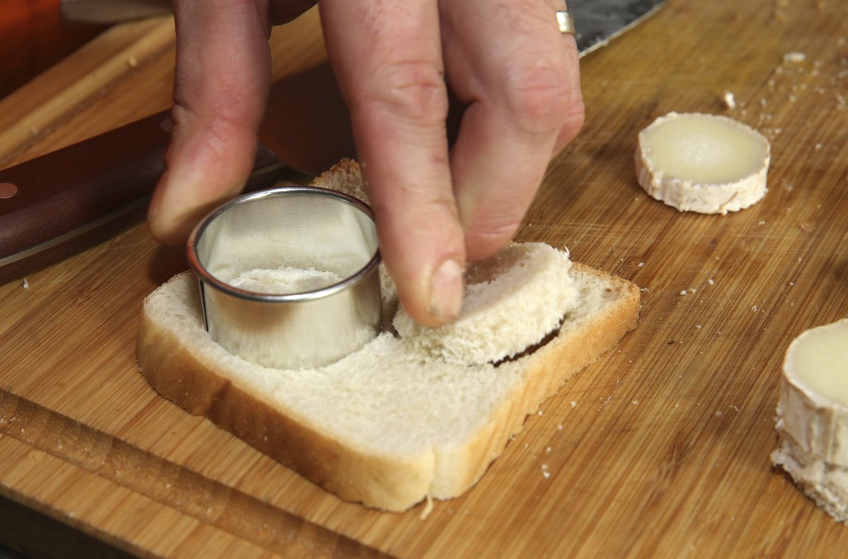 SÝROVÉ TOUSTY: 2. Z toustového chleba vykrájíme kolečka o stejném průměru, jako má sýr.