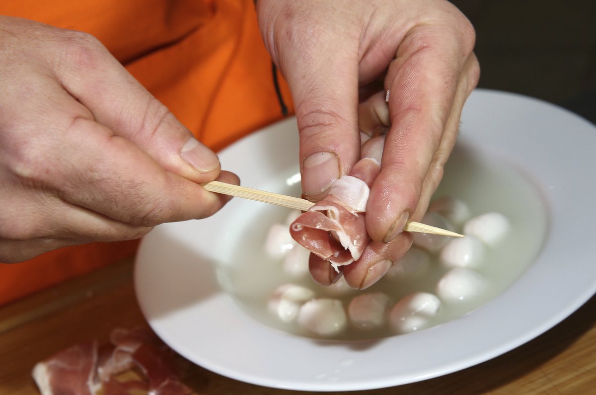 ŠPÍZKY: 1. Kuličky mozzarelly obalíme v parmské šunce a napíchneme na párátko.