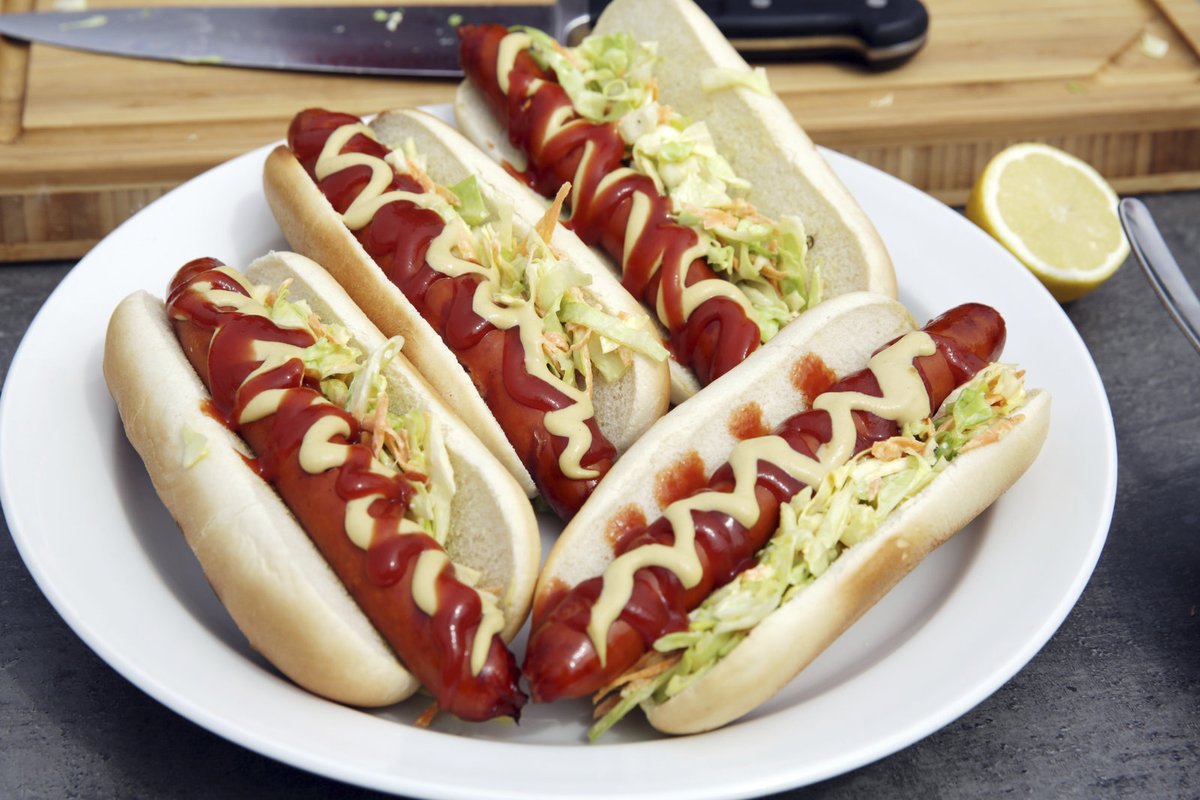 Hotové hot dogy se salátem Coleslaw.