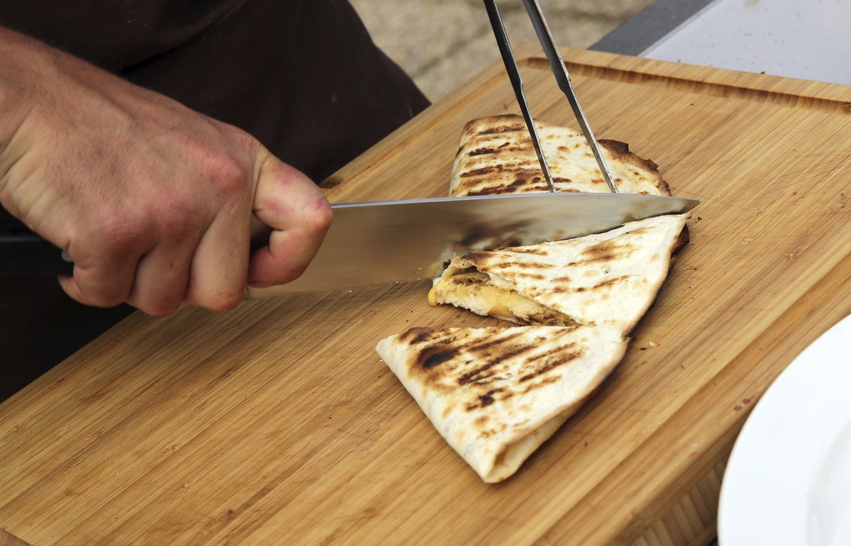 6. Quesadilly nakrájíme na trojúhelníky a podáváme s kysanou smetanou.