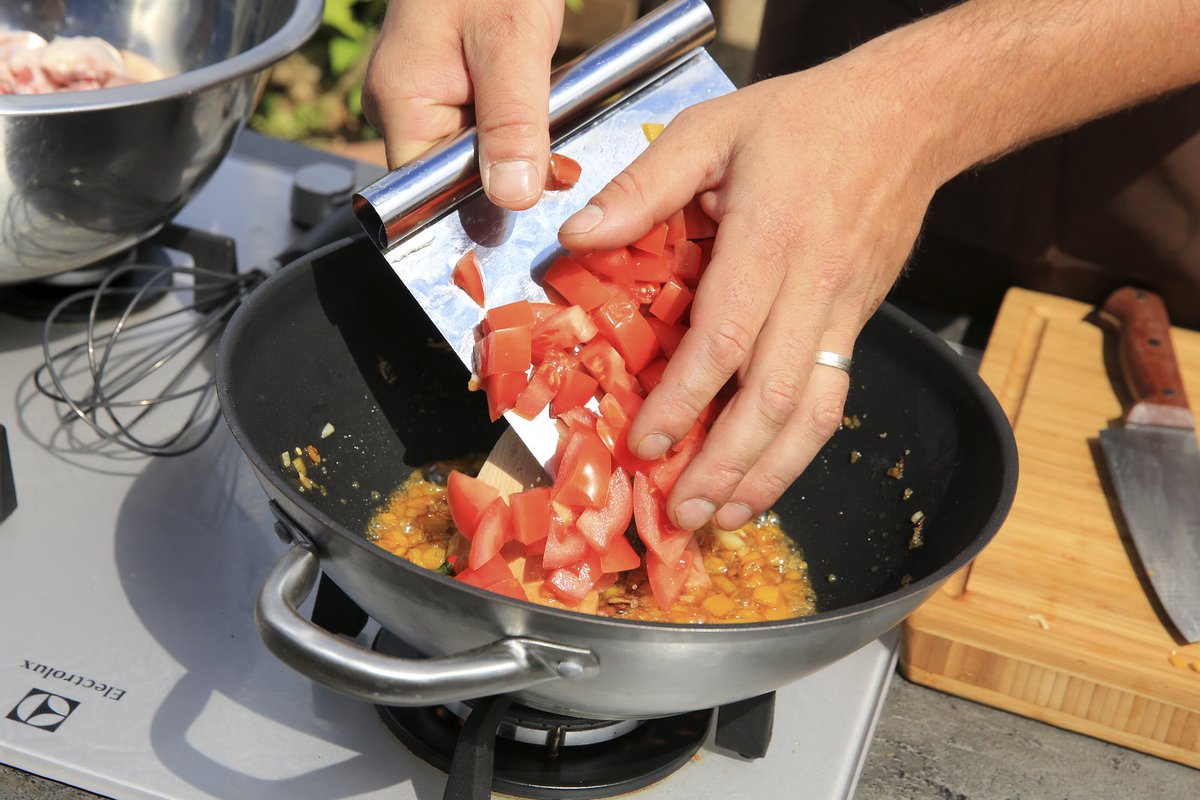 3. Když cukr zkaramelizuje, přidáme nadrobno nakrájená rajčata a nasekanou čerstvou mátu.