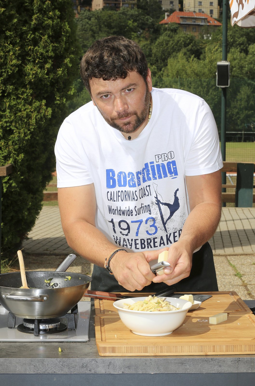 Šéfkuchař Michal vaří těstoviny s kuřecím masem a cuketou. 