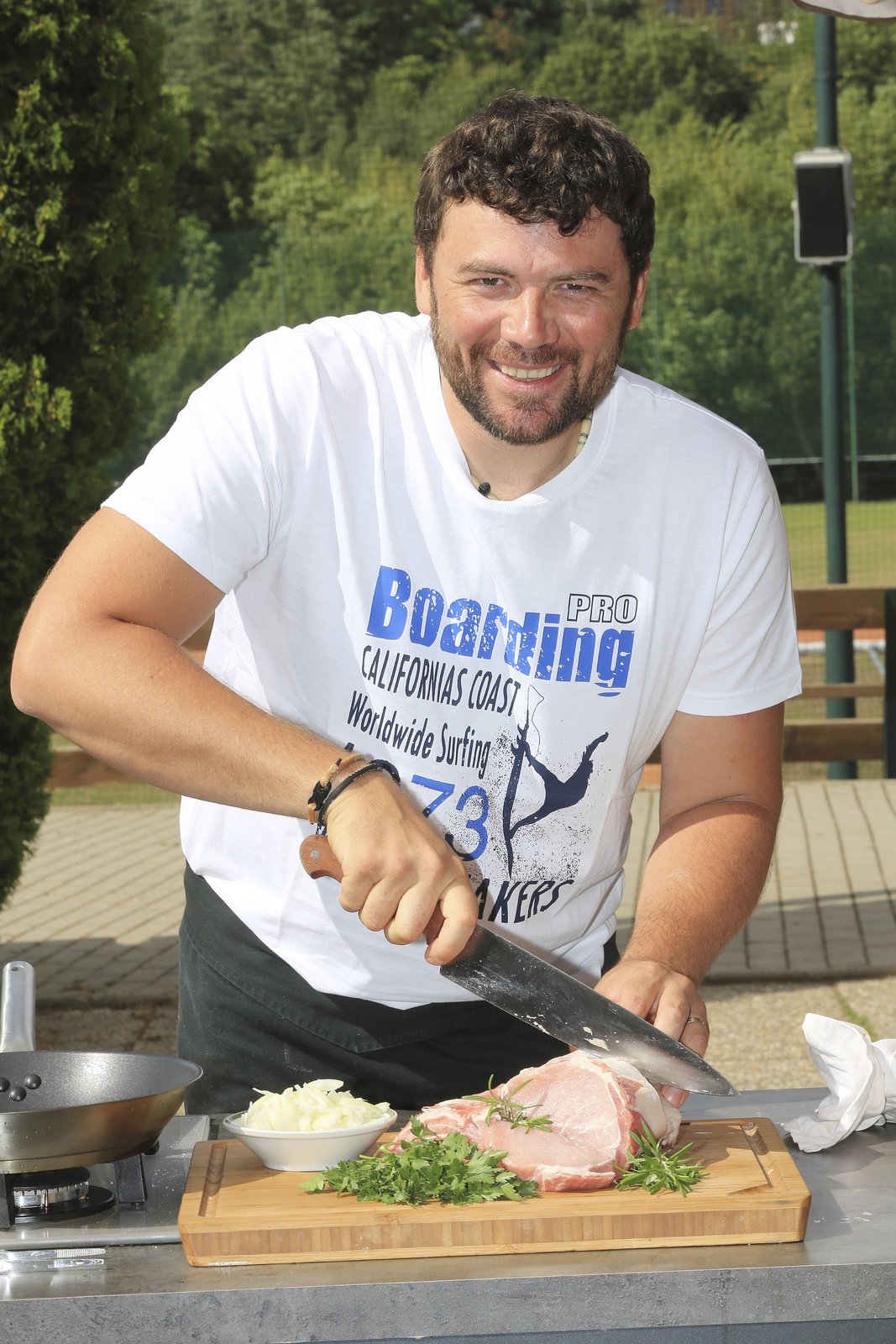 Šéfkuchař Michal vaří kolety s cibulovým čatní.