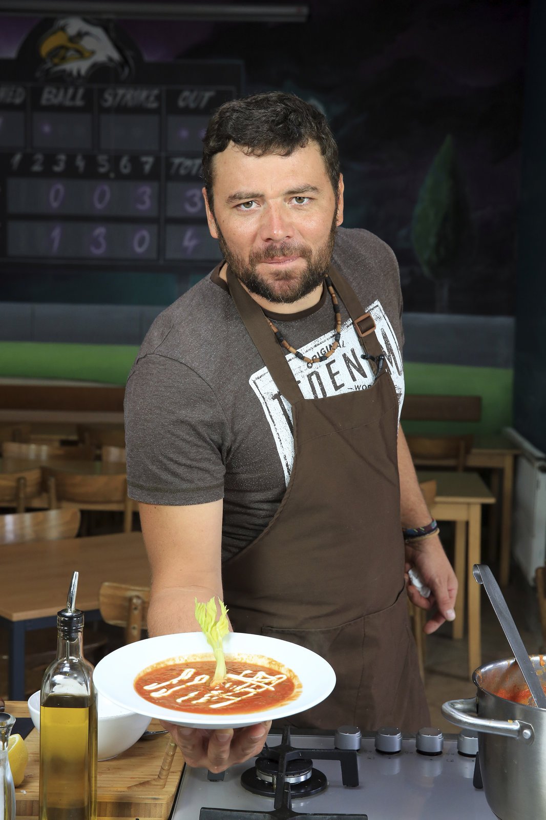 Šéfkuchař Michal vaří tomatovou polévku s cuketou.