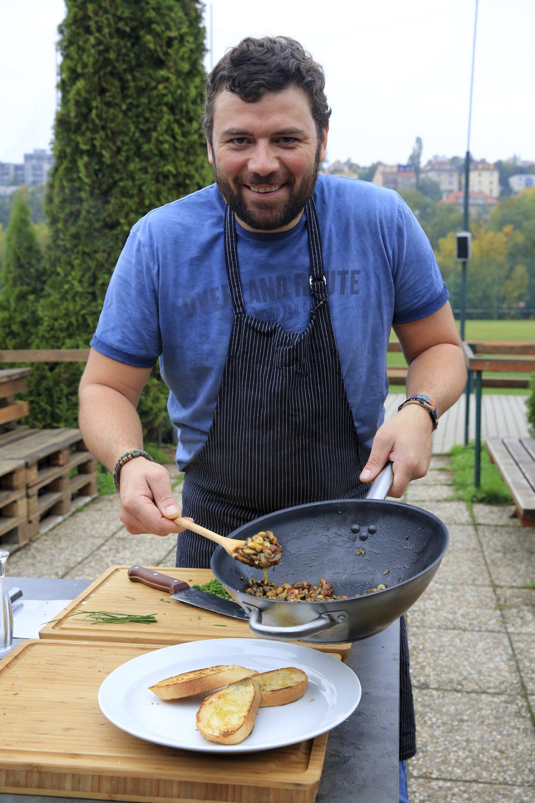 Kuchař Michal vaří bruschettu s houbami.