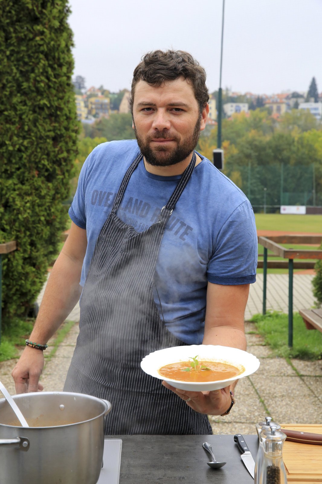 Šéfkuchař Michal vaří polévku z kotrče.