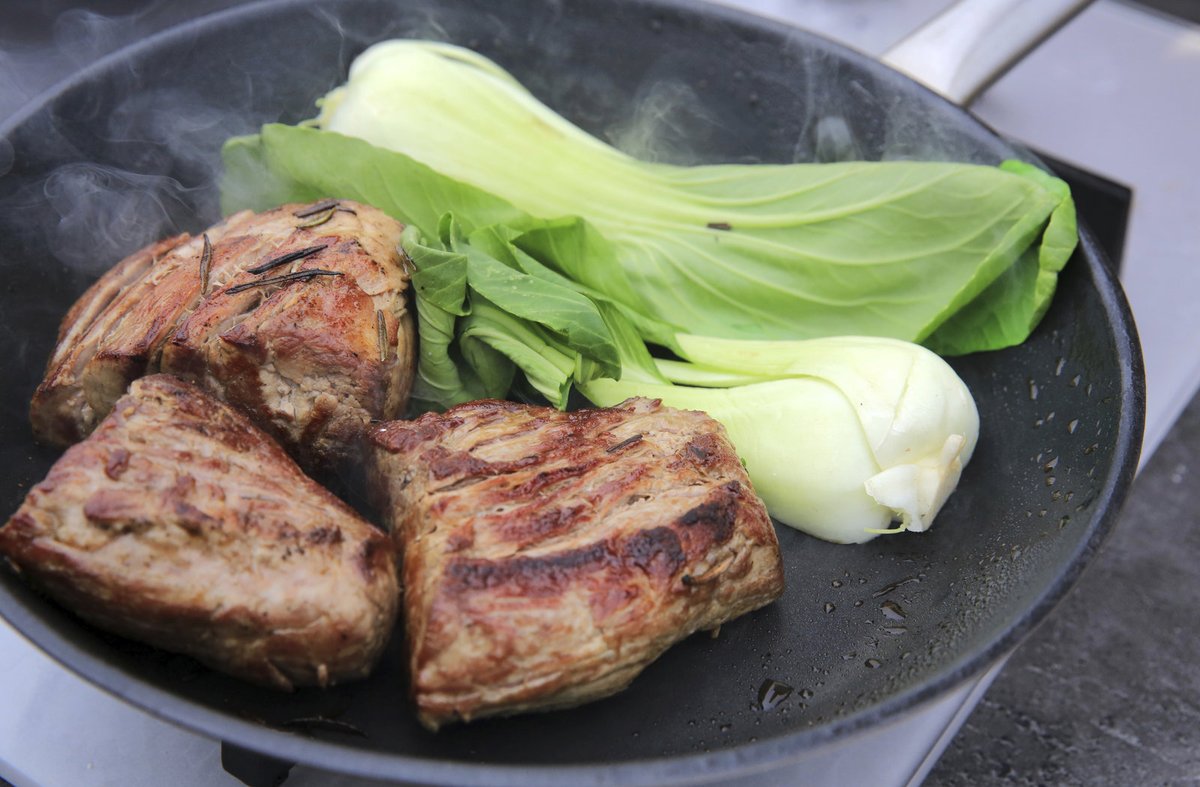 6. Omyté zelí Pak Choi rozpůlíme a dáme k panence na pánvi, kde ho necháme orestovat. Podáváme se zelím a karamelizovanými houbami.