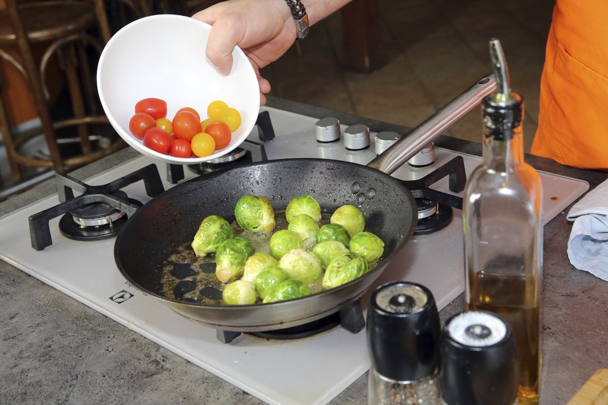 8. Přidáme cherry rajčata, krátce podusíme. Kapustičky s rajčaty podáváme ke kotletám.