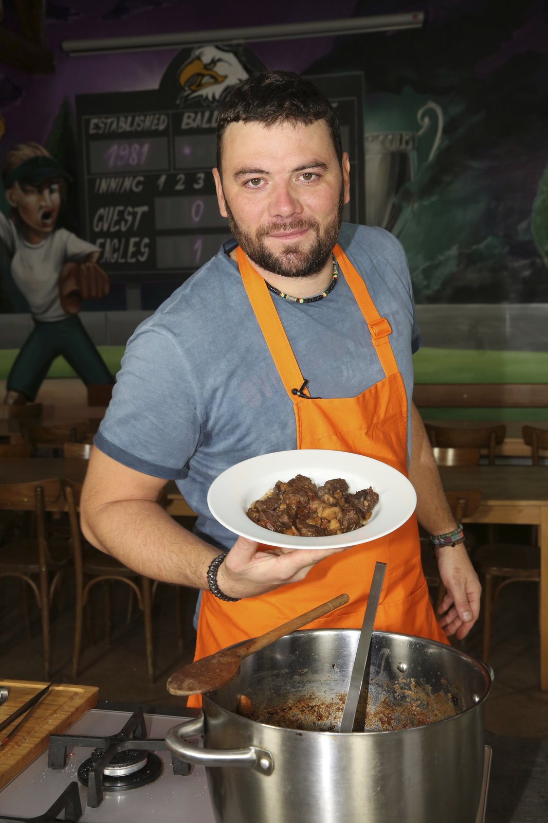 Šéfkuchař Michal vaří jelení plec na víně.