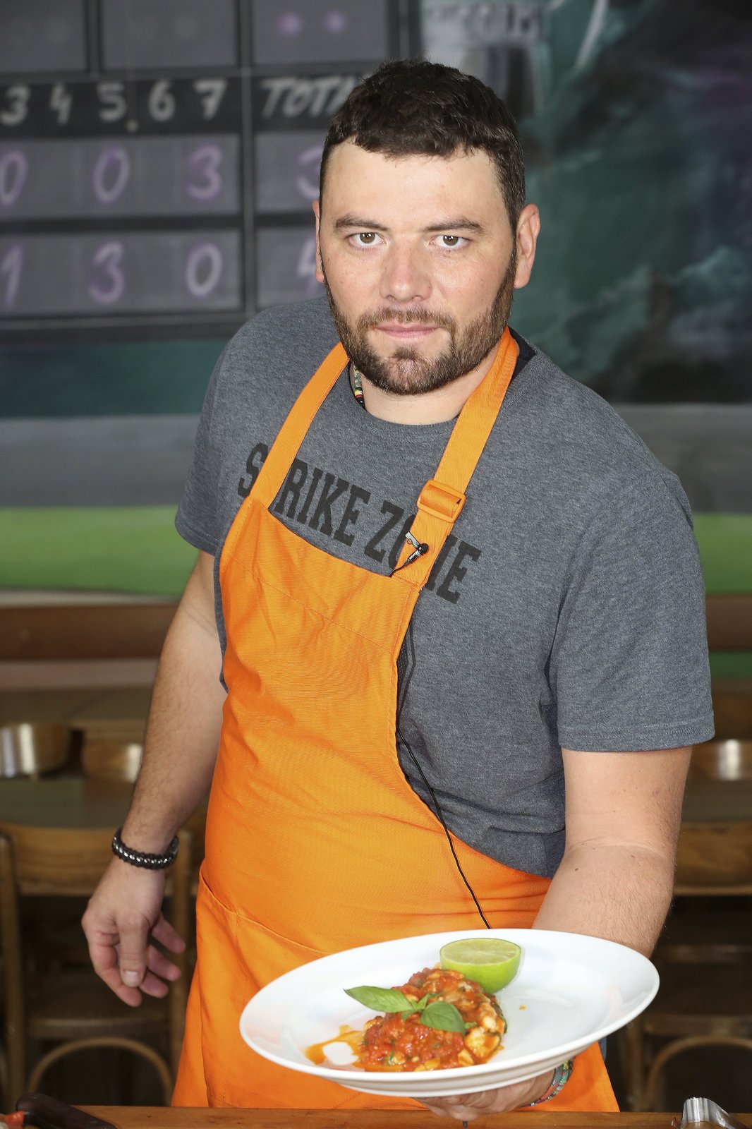 Šéfkuchař Michal vaří amura v tomatové omáčce.