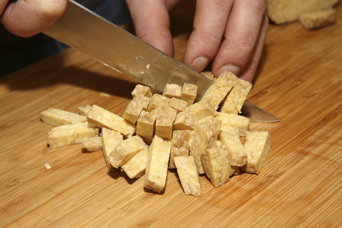 6. Tempeh nakrájíme na větší kostičky. Přidáme k zelenině a opékáme.