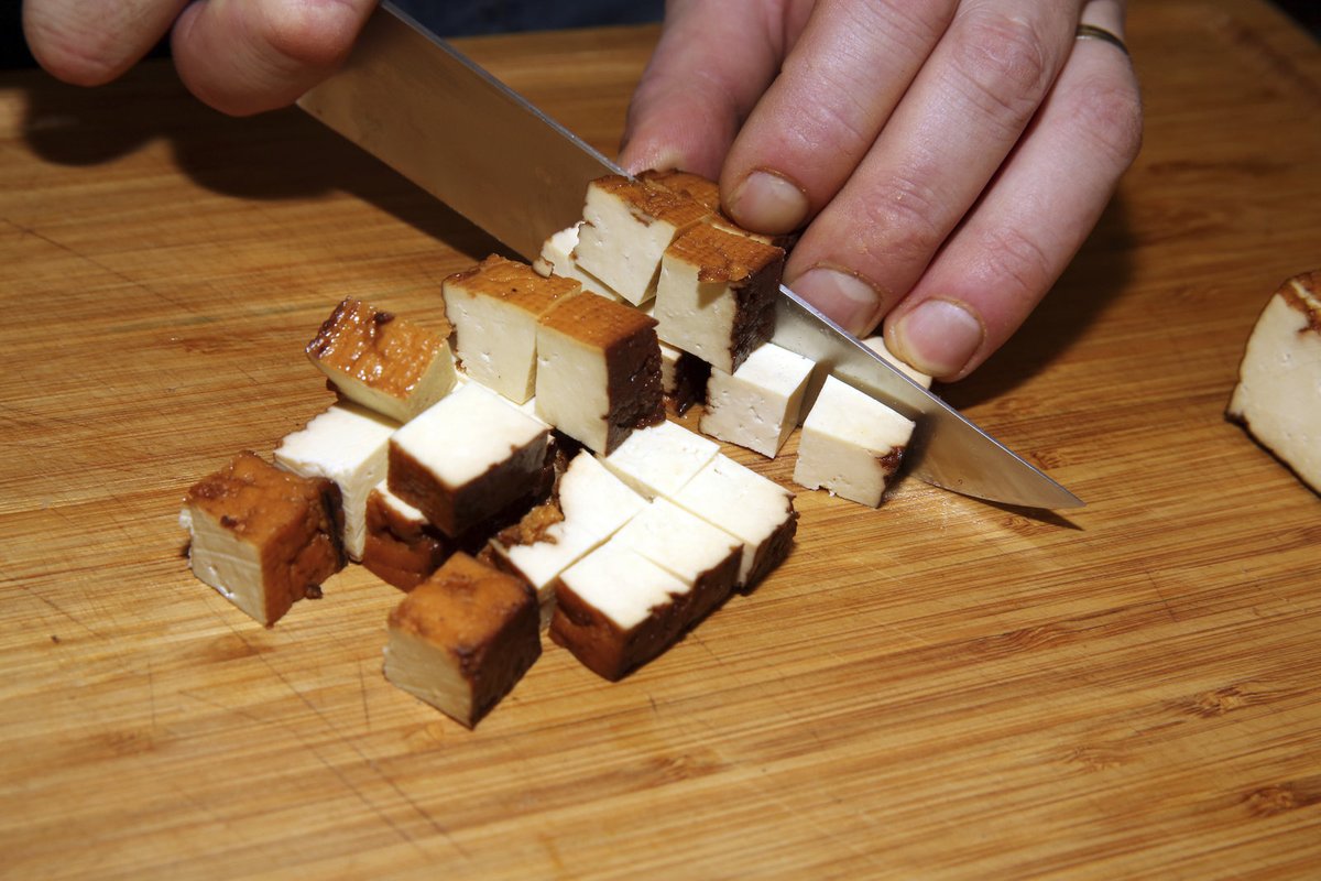 4. Uzené tofu si nakrájíme na větší kostky.