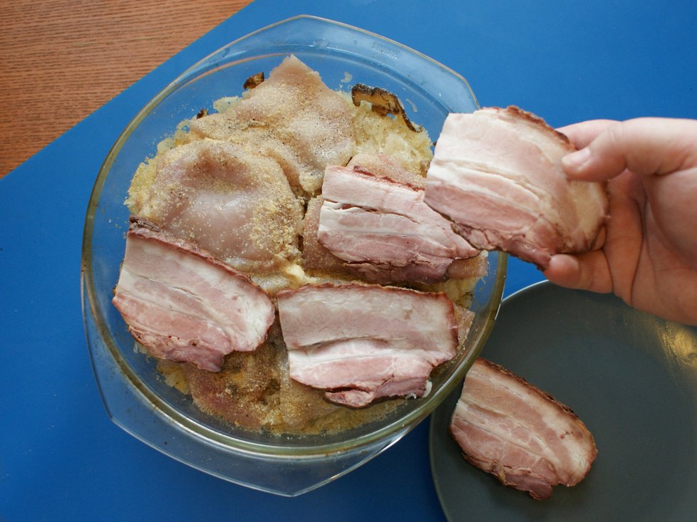 5. Na každý kousek masa položte plátek anglické slaniny, přilijte ještě šťávu z kysaného zelí a dejte vše péct do trouby
