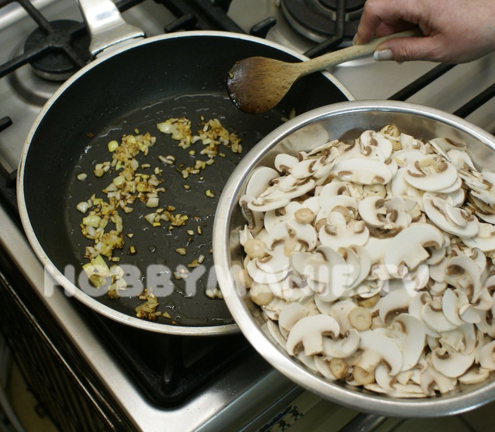 4. Na másle osmahněte sekanou cibuli, přisypte nakrájené houby, osolte je, opepřete, vyduste z nich vodu a restujte je doměkka