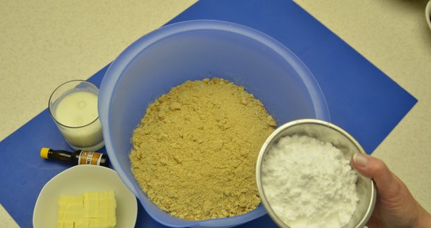 1. Světlé těsto: K drceným sušenkám přidejte moučkový cukr, máslo, pár kapek aroma, mléko a vše zpracujte nejlépe v hnětači
