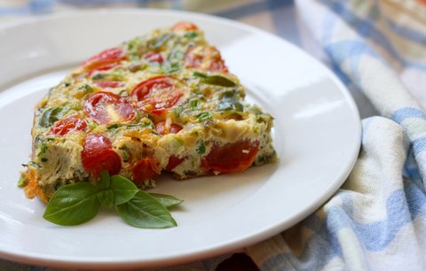 Recept dne: Frittata s bramborami, pancettou a sušenými rajčaty