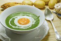 Co jíst na zelený čtvrtek? Špenátovou polévku s vejcem!