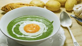Co jíst na zelený čtvrtek? Špenátovou polévku s vejcem!