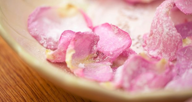 Růžové lístky v cukru