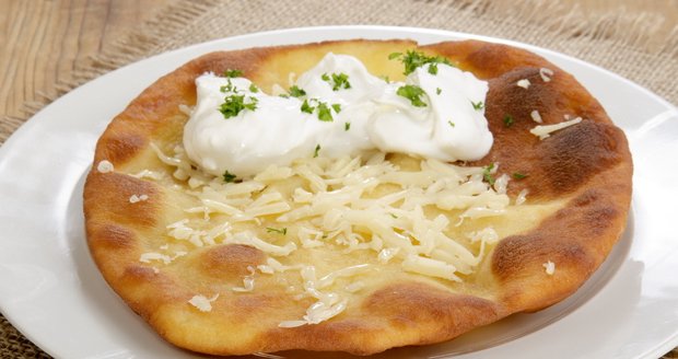 Na langoše si podle chuti dejte sýr, česnek, kečup nebo tatarku.