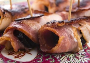Grilované švestky ve slanině