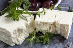 Sýry jsou dobrým zdrojem bílkovin a vápníku, ale vybírejte si spíše čerstvé druhy, v nichž je méně tuku.