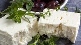 Milujete balkánský sýr? Za pár korun si ho zvládnete vyrobit doma!