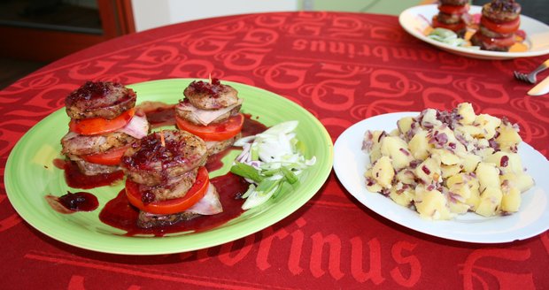 vepřové medailonky prokládané rajčaty a anglickou slaninou podávané s bramborami s cibulkou