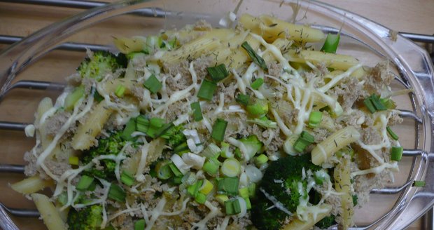 Těstoviny s brokolicí a sýrovou omáčkou