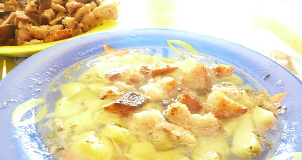 Česneková polévka s krutony