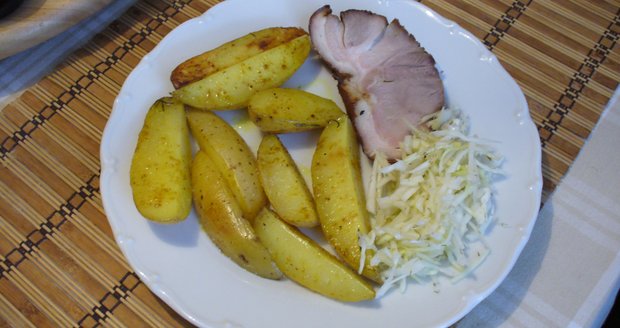 Opékané brambory s pečeným vepřovým masem