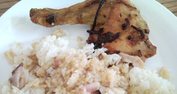Pečená kuřecí stehna s rýží a slaninou