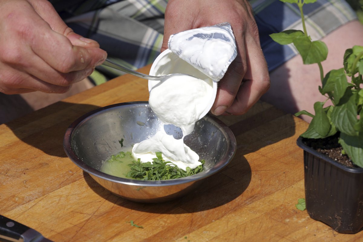 9. Přidáme smetanu a připravíme dip, který dochutíme dle potřeby (můžeme například přidat nasekanou chilli papričku).